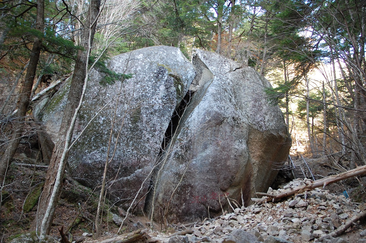 瑞牆山へ向かう途中にある桃太郎岩