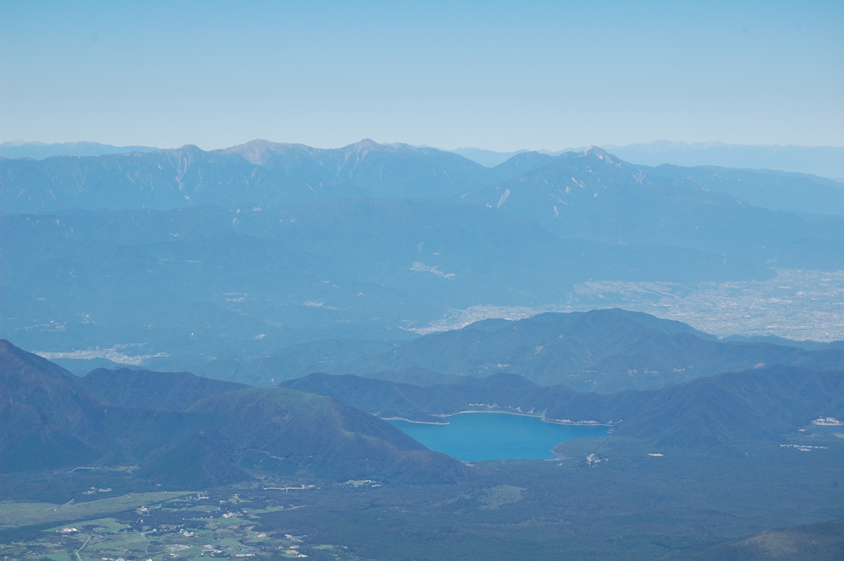 本栖湖、白峰三山、最奥左は中央アルプス、右は北アルプス