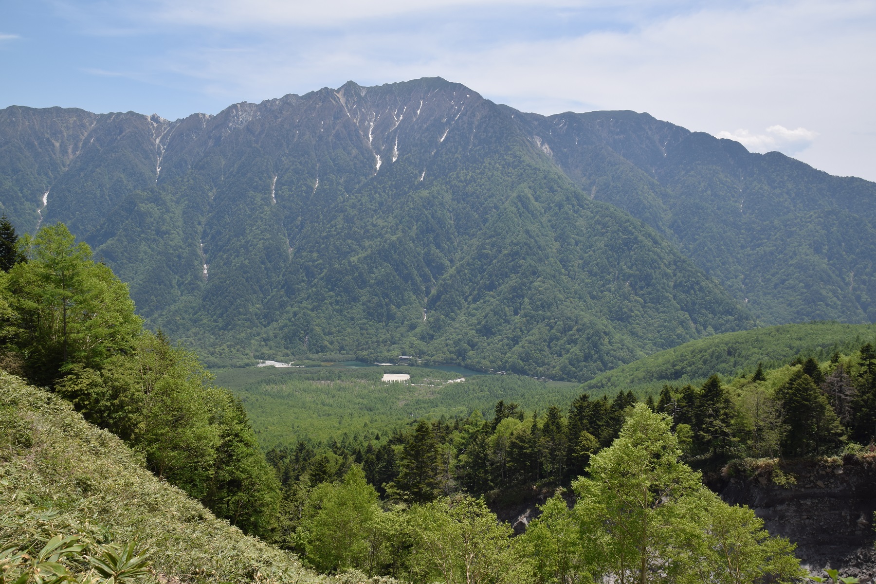 上高地登山道途中から霞沢岳、下に大正池が見える