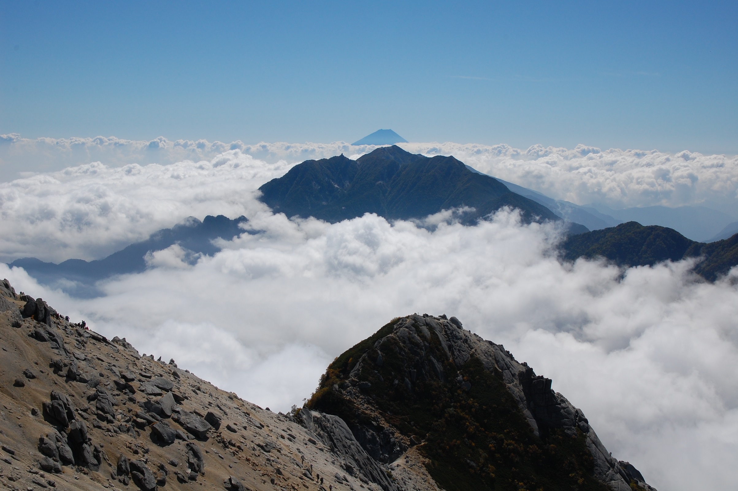 甲斐駒山頂付近から摩利支天、後方に鳳凰三山、富士（やはり神の領域）
