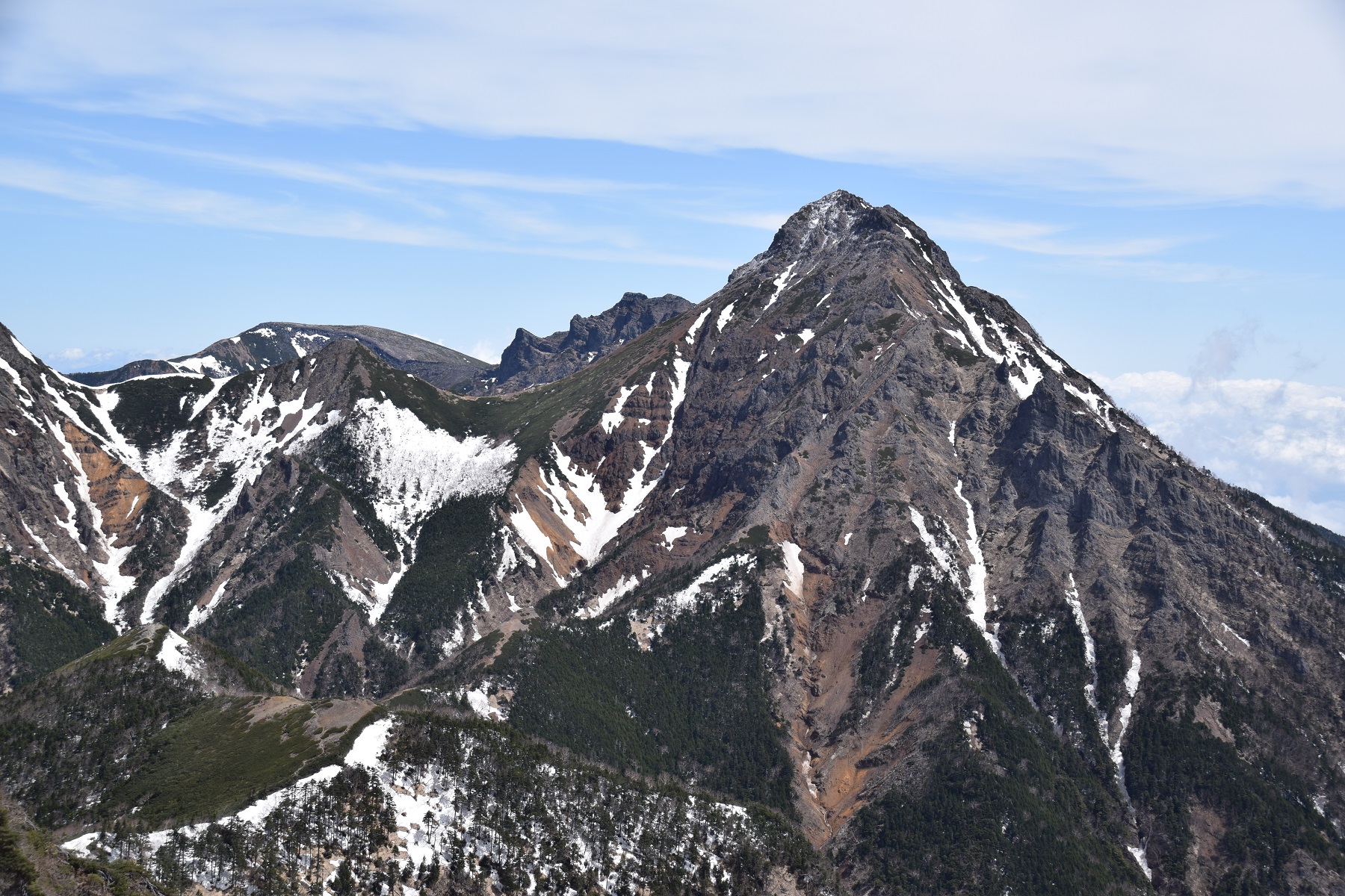 権現山頂付近からの赤岳、左に横岳、中岳・硫黄岳