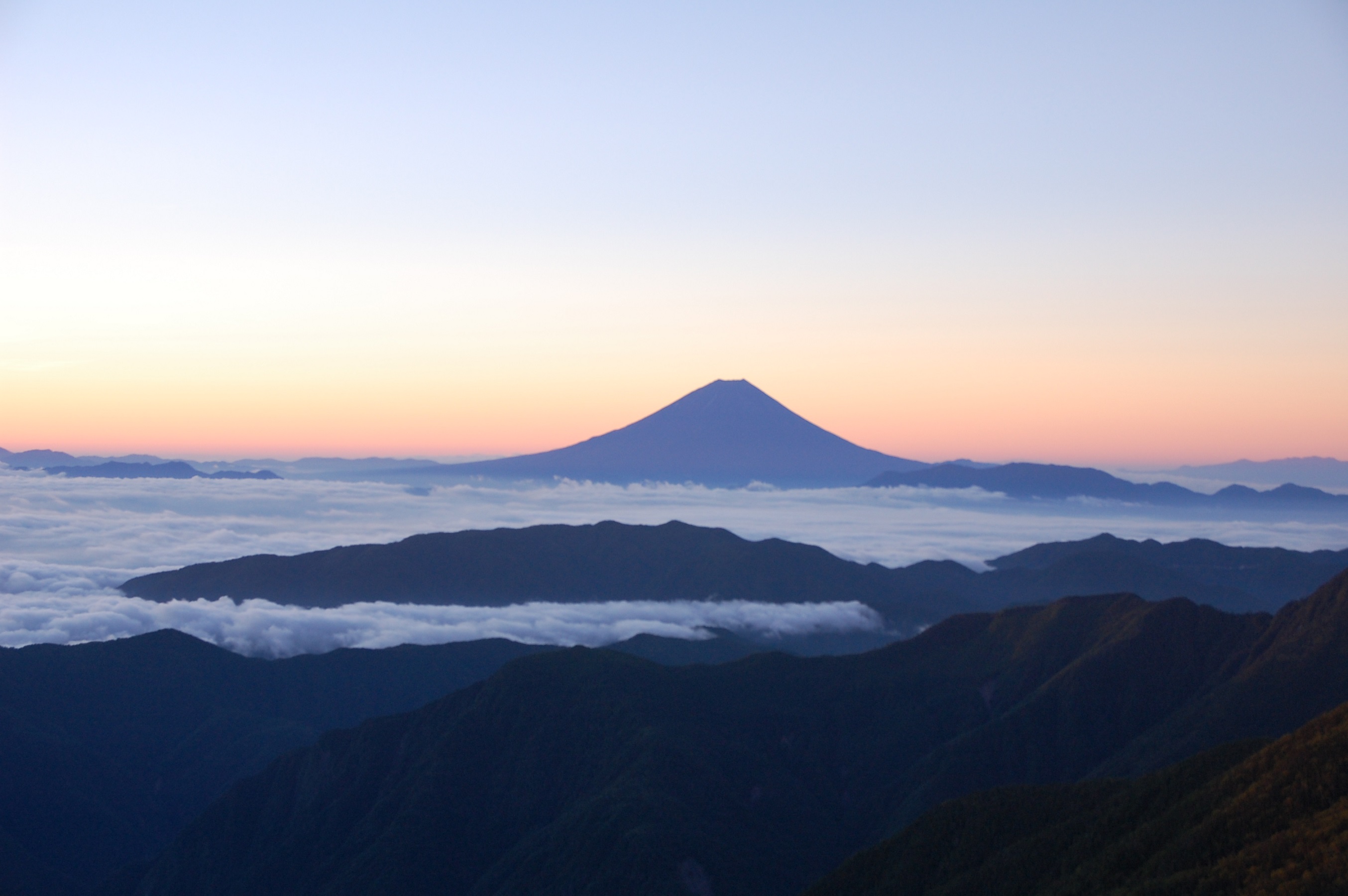 朝焼けの雲海に浮かぶ富士（北岳山荘から）